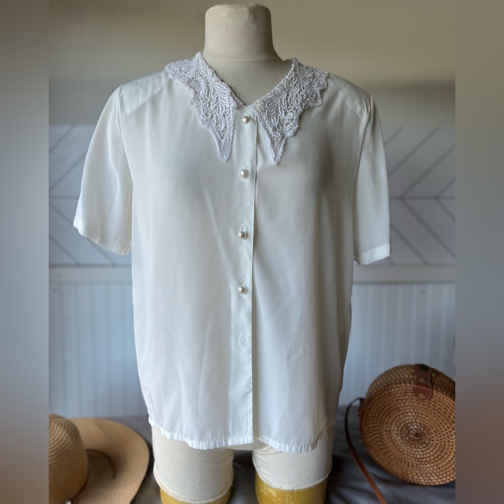 Petite Impressions Vintage cream ivory lace collar silk polyester blouse.